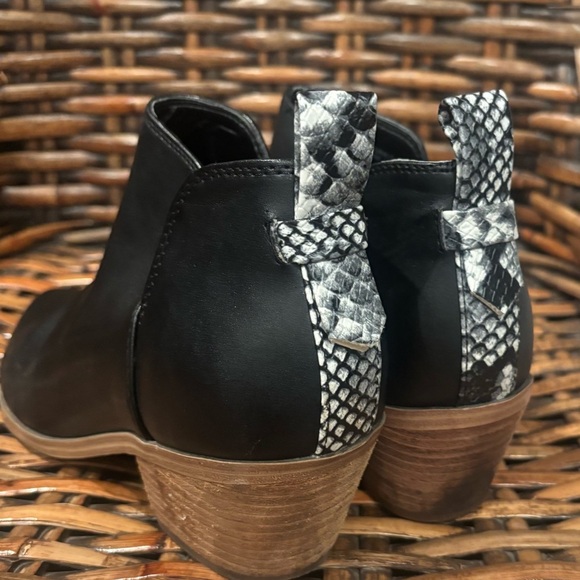 Nine West Shia Ankle Boots Womens 9
Black Pull On
Snake Print V Cut - Picture 4 of 10